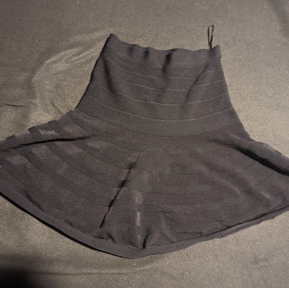 Romeo + Juliet Skirt - Picture 3 of 6